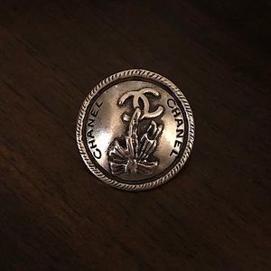 CHANEL PENDANT/BUTTON